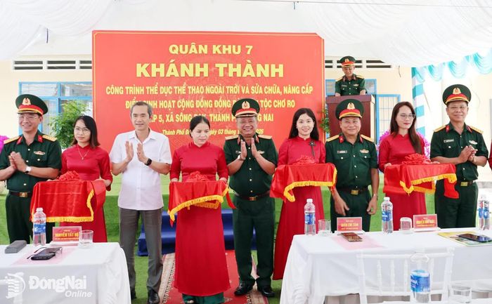 Thủ trưởng Quân khu 7 và các đại biểu cắt băng khánh thành bàn giao và trao tặng công trình cho đồng bào dân tộc Chơ Ro, ấp 5, xã Sông Ray. Ảnh: Nguyệt Hà