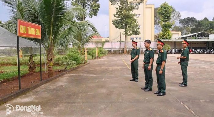 Đoàn kiểm tra tại Ban Chỉ huy Quân sự xã Xuân Đường. Ảnh: ĐVCC