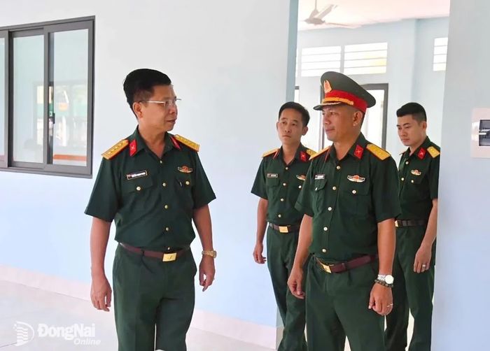 Đoàn kiểm tra tại Ban Chỉ huy Quân sự xã Xuân Quế. Ảnh: ĐVCC