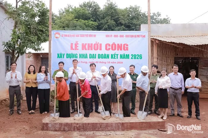 Các đại biểu và đại diện các gia đình ở xã Phú Trung làm lễ khởi công xây dựng nhà đại đoàn kết. Ảnh: ĐVCC