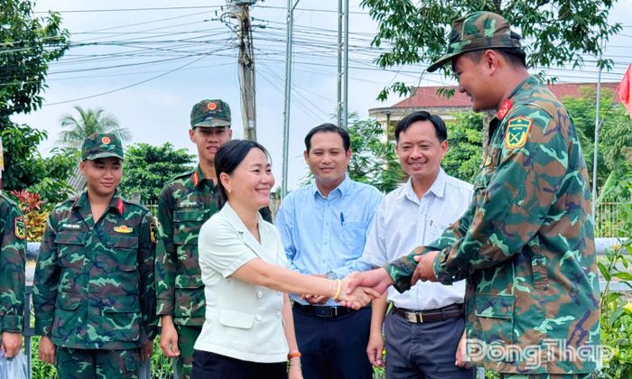 Lãnh đạo xã Mỹ Tịnh An thăm, động viên và tặng quà lực lượng làm nhiệm vụ tại Nghĩa trang Liệt sĩ Hòa Trung.