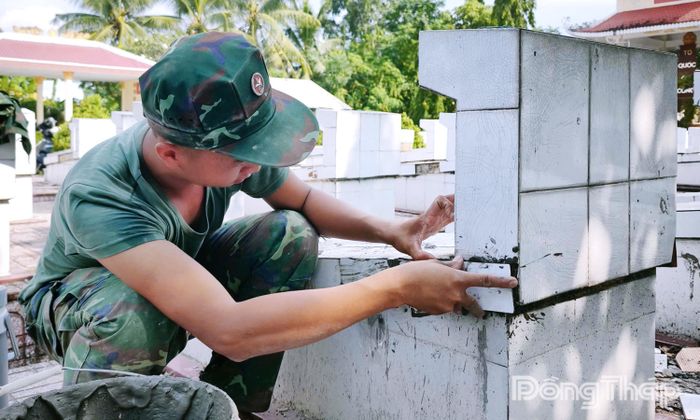 Cẩn thận lựa chọn những viên gạch có màu sắc phù hợp với phần mộ.