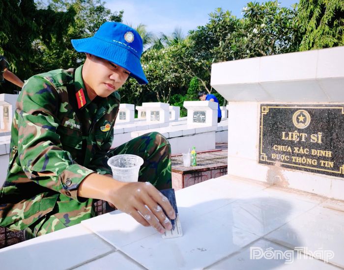 Sau khi khai quật lấy mẫu hài cốt liệt sĩ, cán bộ, chiến sĩ tỉ mỉ kẻ từng đường ron, trả lại sự nguyên vẹn cho từng phần mộ.