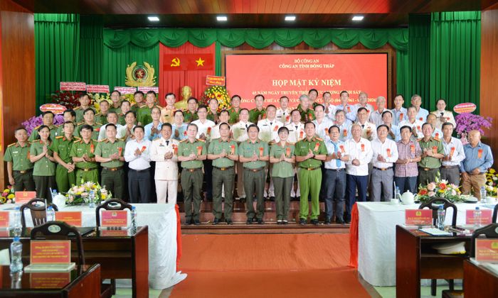 Đại biểu chụp ảnh lưu niệm.