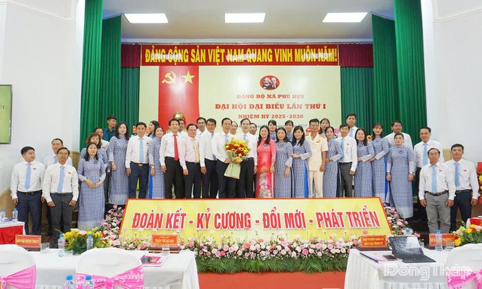 Ban Chấp hành Đảng bộ xã Phú Hựu nhiệm kỳ 2025 - 2030 ra mắt Đại hội.