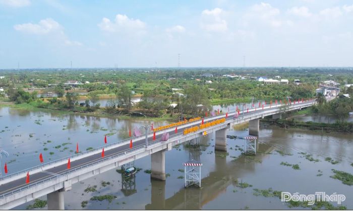 Công trình cầu Nguyễn Huệ nối cồn An Nhơn với đất liền.
