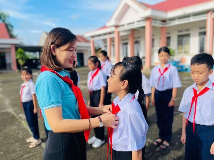 Cô Trần Thị Thái Hà luôn dành sự quan tâm cho học sinh ở vùng khó. Ảnh: ĐVCC