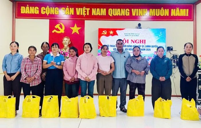  Hội Liên hiệp phụ nữ xã Ia Rsai trao 10 suất quà cho hội viên thuộc hộ nghèo, có hoàn cảnh khó khăn. Ảnh: P.N 