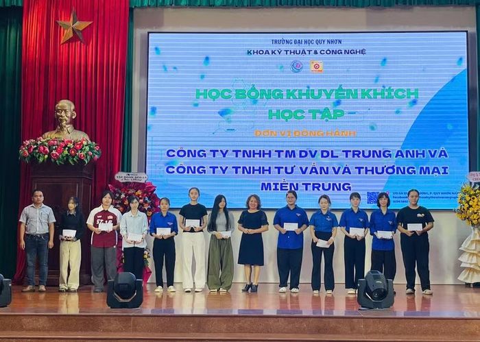  Nhiều suất học bổng dành cho sinh viên nữ thuộc các ngành của Khoa Kỹ thuật và Công nghệ. Ảnh: Hồ Điểm 