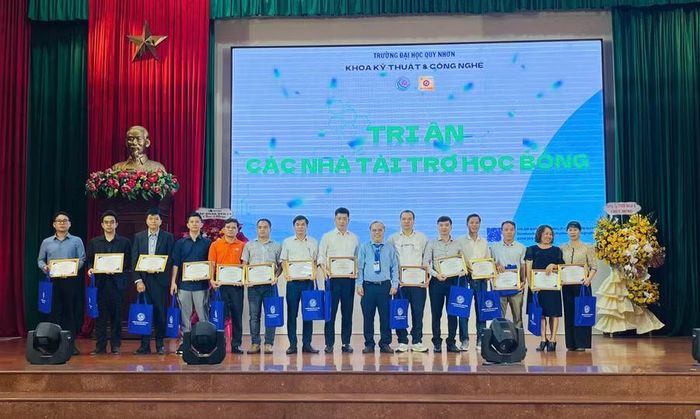  Khoa Kỹ thuật và Công nghệ tặng quà tri ân các doanh nghiệp, đơn vị đồng hành cùng sinh viên. Ảnh: Hồ Điểm 