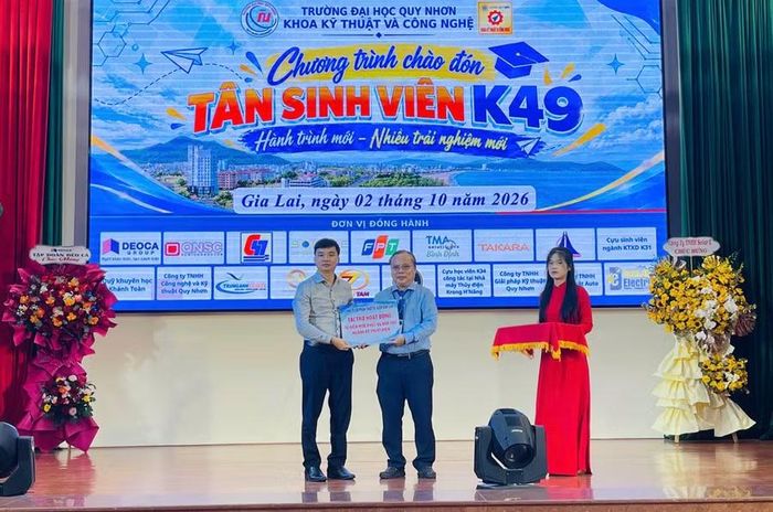  Không chỉ hỗ trợ học bổng, các doanh nghiệp đồng hành trong đào tạo, tài trợ thiết bị thực hành chuyên môn. Ảnh: Hồ Điểm 