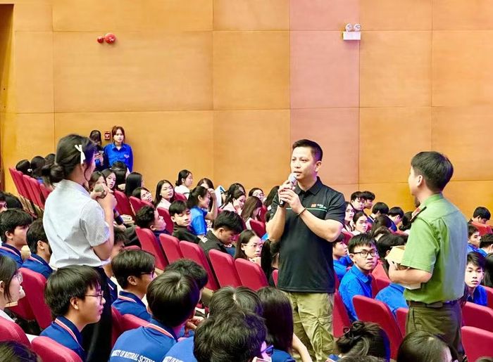  Chuyên gia an ninh mạng Ngô Minh Hiếu - Trung tâm Giám sát an toàn không gian mạng Quốc gia, chia sẻ về các thủ đoạn lừa đảo mới như bắt cóc trực tuyến, thao túng tâm lý, chiếm đoạt tài sản và mua bán người trên không gian mạng. Ảnh: K.A 