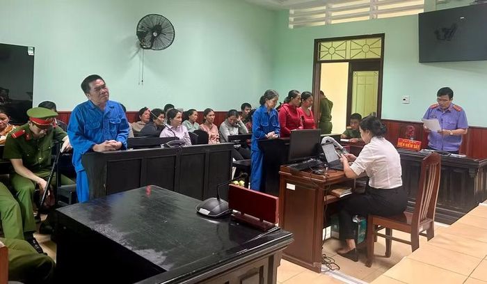  Phiên tòa xét xử bị cáo Nguyễn Văn Tòng (xã Phù Mỹ Đông) cùng đồng phạm về tội lợi dụng các quyền tự do dân chủ xâm phạm lợi ích của Nhà nước, quyền, lợi ích hợp pháp của tổ chức, cá nhân. Ảnh: K.A 
