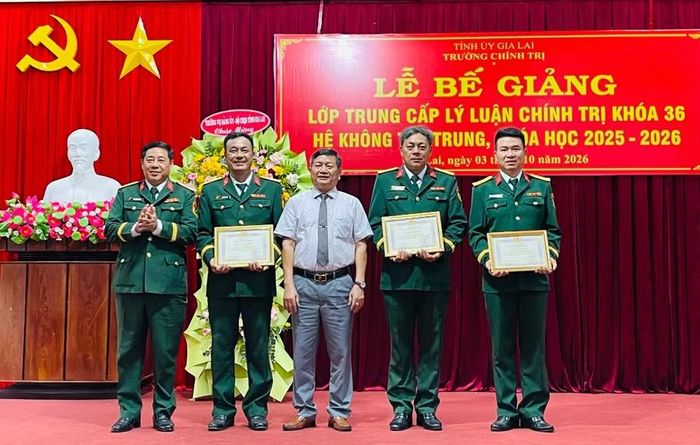  Hiệu trưởng Trường Chính trị tỉnh Ngô Khắc Ngọc tặng giấy khen cho các học viên có thành tích cao trong học tập và rèn luyện. Ảnh: Trung Nghĩa 