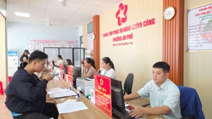 Cán bộ, công chức làm việc trong các cơ quan của Đảng, Nhà nước, Mặt trận Tổ quốc Việt Nam và các tổ chức chính trị - xã hội cấp xã, phường được hưởng phụ cấp công vụ bằng 55% mức lương hiện hưởng cộng phụ cấp chức vụ lãnh đạo và phụ cấp thâm niên vượt khung (nếu có). Ảnh: Bá Bính