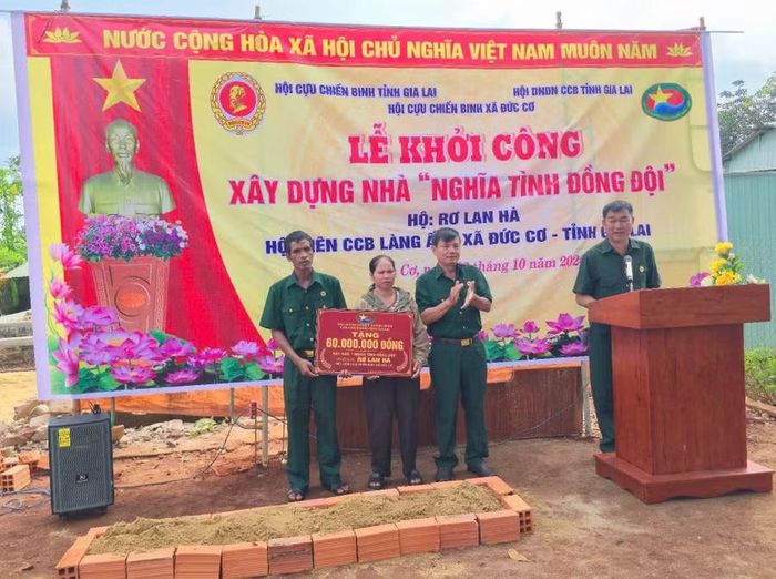 Hội Cựu chiến binh tỉnh trao bảng hỗ trợ kinh phí xây dựng nhà cho gia đình cựu chiến binh Rơ Lan Hà. Ảnh: Thanh Tịnh