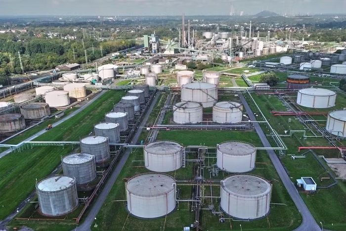 Các bể chứa tại nhà máy lọc dầu Klesch ở Gelsenkirchen (Đức). Ảnh: AP
