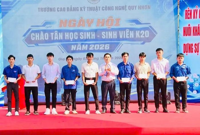  Các HSSV có hoàn cảnh khó khăn được nhận học bổng tại ngày hội. Ảnh: Bình Dương 