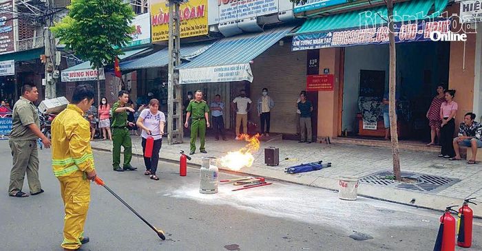 Tổ liên gia an toàn phòng cháy, chữa cháy phường Nha Trang thực tập phương án chữa cháy.