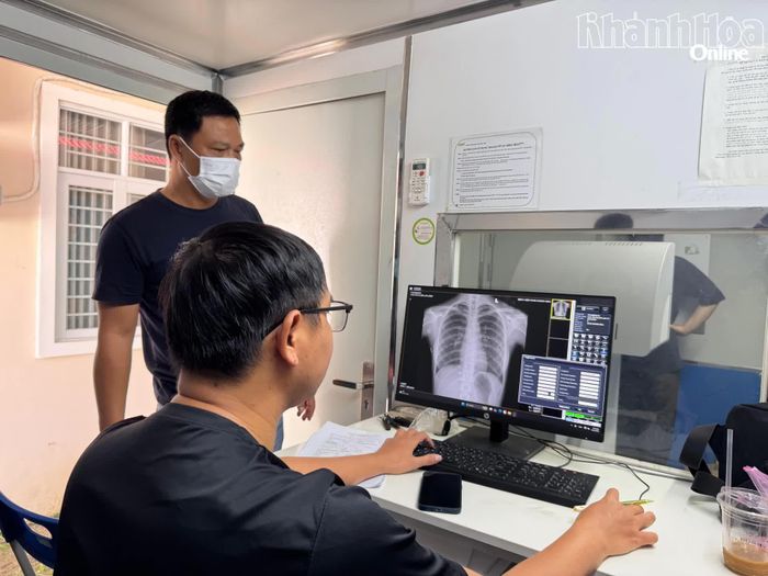 Chương trình thực hiện chụp X-quang cho người đến khám.