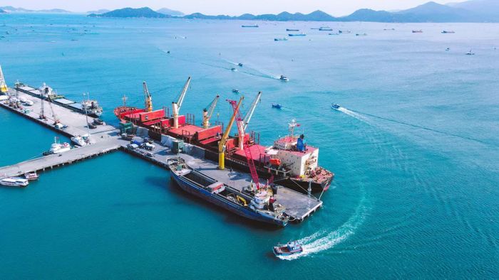 Tàu cập Cảng Cam Ranh.
