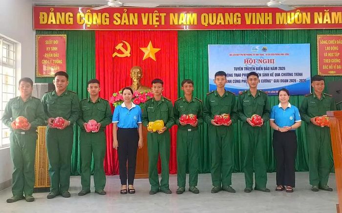 Hội Liên hiệp Phụ nữ phường Tây Nha Trang tặng heo đất cho các chiến sĩ Đồn Biên phòng Vĩnh Lương.