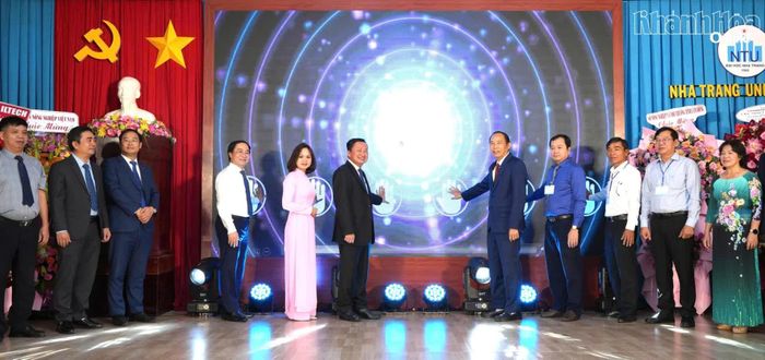 Các đại biểu thực hiện nghi thức ra mắt diễn đàn kinh tế biển.