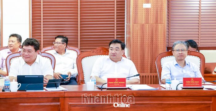 Các đồng chí: Trần Hòa Nam, Trịnh Minh Hoàng và đại biểu tham dự hội nghị tại điểm cầu Khánh Hòa.
