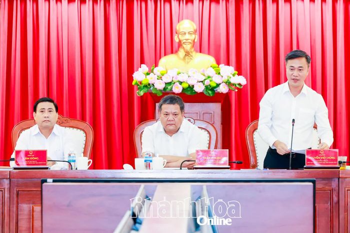 Chủ tịch UBND tỉnh Nguyễn Việt Hùng phát biểu tại hội nghị. 