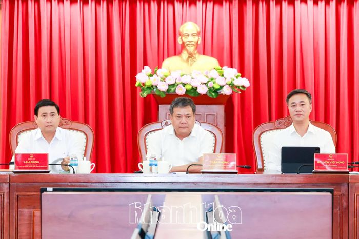 Các đồng chí: Trần Phong, Lâm Đông, Nguyễn Việt Hùng tham dự hội nghị tại điểm cầu Khánh Hòa.