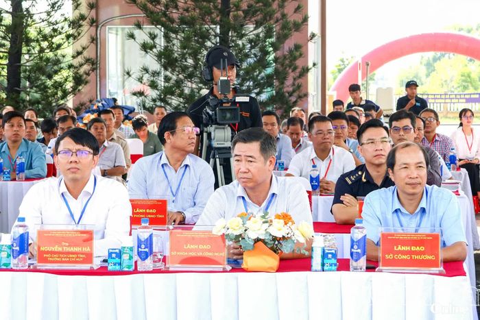 Đồng chí Nguyễn Thanh Hà và các đại biểu theo dõi cuộc diễn tập.