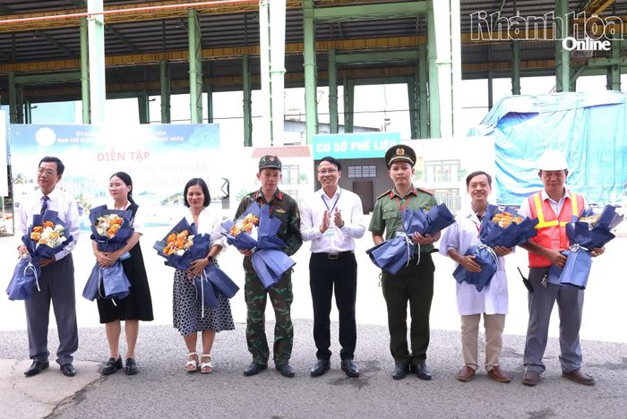 Đồng chí Nguyễn Thanh Hà tặng hoa cho các đơn vị tham gia diễn tập.