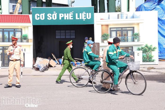 Lực lượng công an phong tỏa cơ sở phế liệu nghi có nguồn phóng xạ.