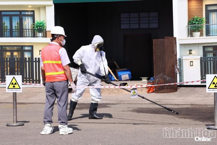 Lực lượng y tế kiểm tra mức độ hàm lượng phóng xạ tại cơ sở phế liệu.