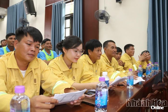 Trong thời gian chờ đến lượt thi, các vận động viên đội Tổ liên gia an toàn phòng cháy, chữa cháy xã Phước Dinh tranh thủ ôn lại kiến thức. 