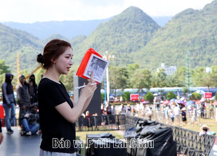 Ca sĩ Hòa Minzy ký chữ ký lưu niệm cho người hâm mộ ở Lai Châu.