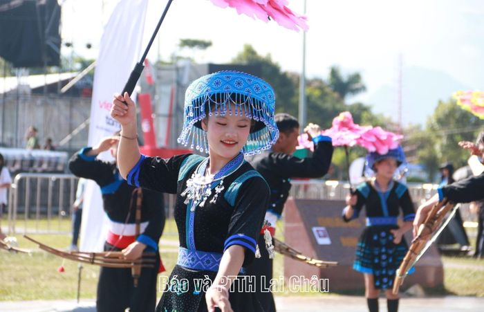 Chàng trai, cô gái Mông vui tươi trong màn trình diễn Carnaval đường phố.