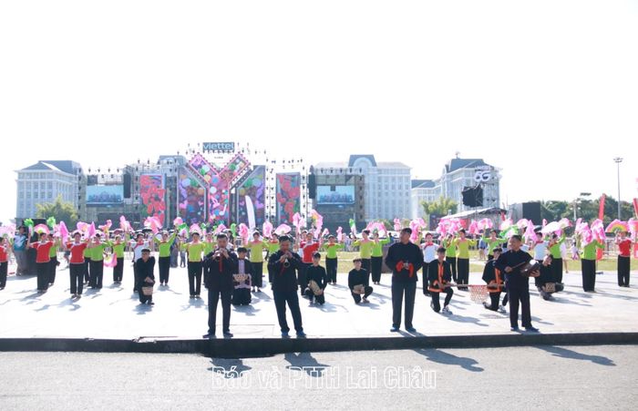 Màn diễn diễu Carnaval đường phố của dân tộc Giáy.