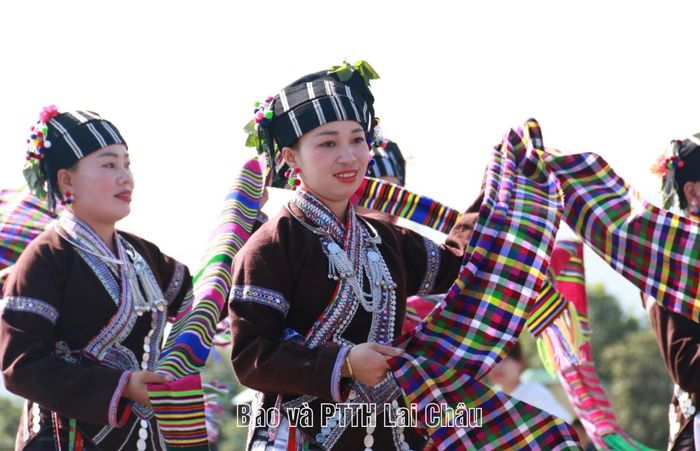 Nét duyên dáng của cô gái người Lự trong điệu múa truyền thống.