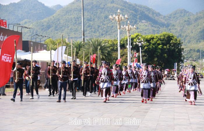Màn diễn diễu Carnaval đường phố của dân tộc Giáy.