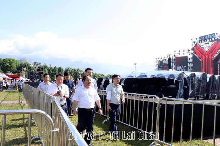 Đồng chí Tống Thanh Hải - Phó Chủ tịch Thường trực UBND tỉnh, Trưởng Ban Tổ chức Chương trình Viettel Y - Fest 2026 kiểm tra công tác chuẩn bị cho đại nhạc hội diễn ra vào tối 3/10.
