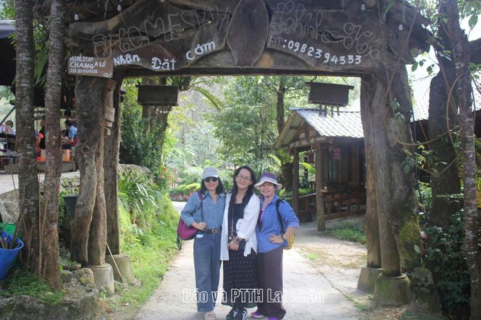 ... tham quan các homestay tại bản du lịch cộng đồng Sin Suối Hồ.