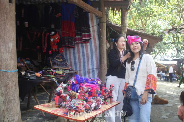 ... trải nghiệm các gian hàng tại bản.