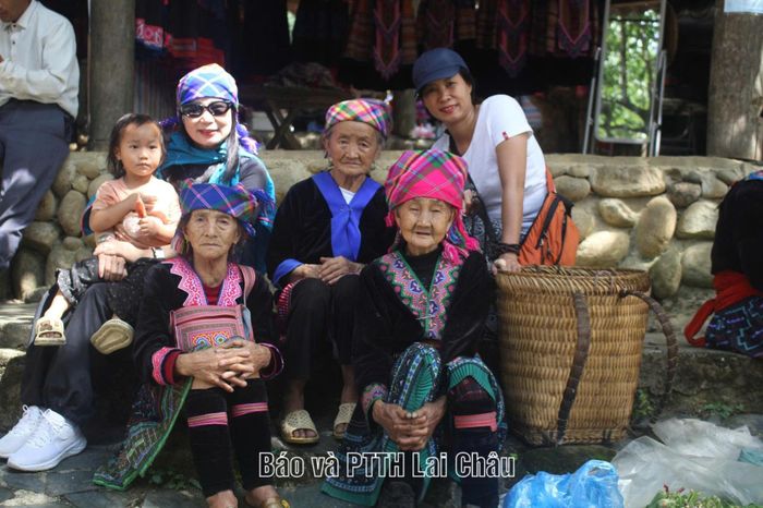 ...khám phá, trải nghiệm cuộc sống cùng bà con người Mông.