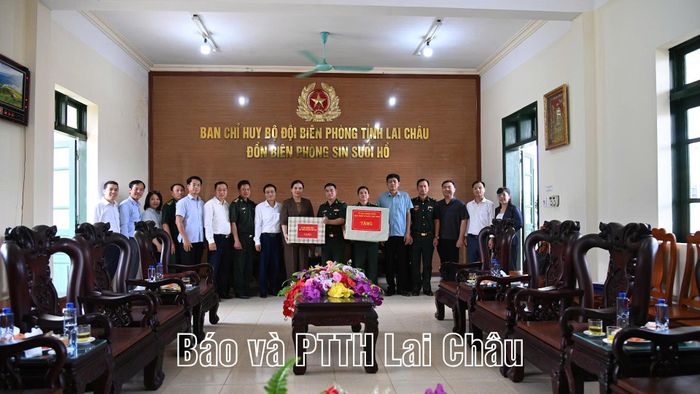 ... tặng quà Đồn Biên phòng Sin Suối Hồ.