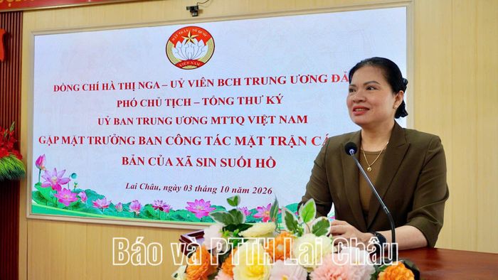 Đồng chí Hà Thị Nga, Phó Chủ tịch - Tổng Thư ký Ủy ban Trung ương MTTQ Việt Nam phát biểu tại buổi gặp mặt.