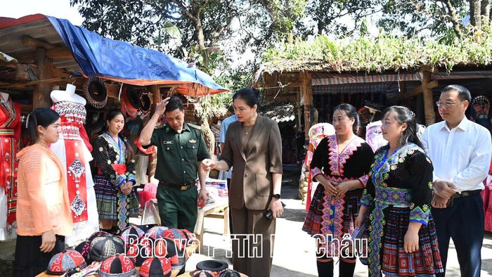 Đồng chí Hà Thị Nga, Phó Chủ tịch - Tổng Thư ký Ủy ban Trung ương MTTQ Việt Nam thăm bản du lịch cộng đồng Sin Suối Hồ.