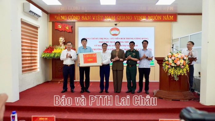 Phó Chủ tịch - Tổng Thư ký Ủy ban Trung ương MTTQ Việt Nam Hà Thị Nga tặng quà cho Đảng ủy, HĐND, UBND xã Sin Suối Hồ.