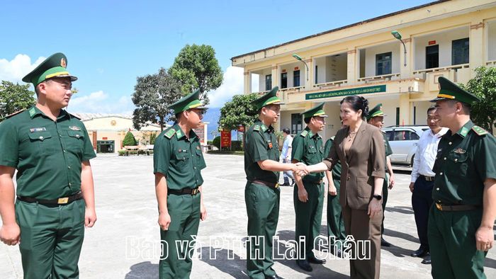 ... động viên cán bộ, chiến sĩ Đồn Biên phòng Sin Suối Hồ.