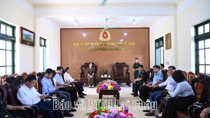 Đồng chí Hà Thị Nga, Phó Chủ tịch - Tổng Thư ký Ủy ban Trung ương MTTQ Việt Nam nắm tình hình địa bàn Đồn Biên phòng Sin Suối Hồ quản lý.